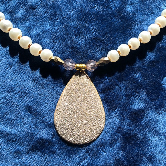 Handcrafted repurpose sparkle teardrop pendant Czech glass Pearl necklace - Picture 6 of 8